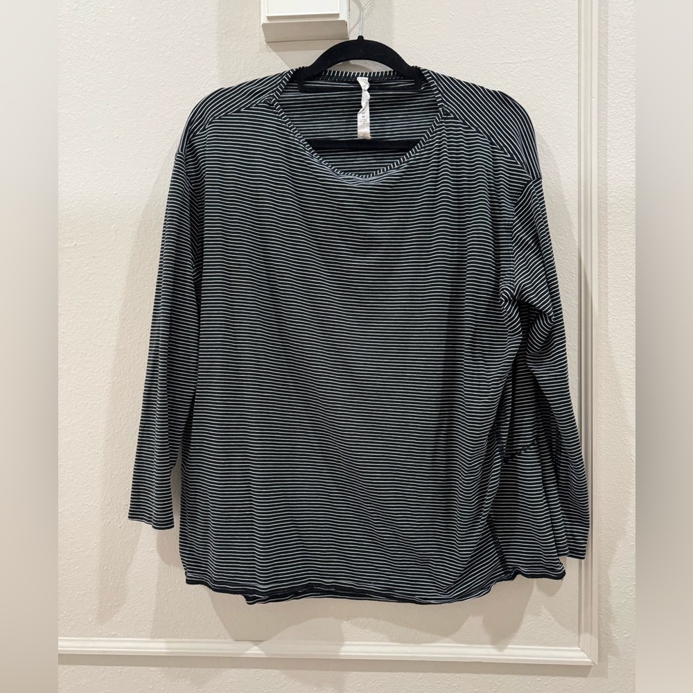Lululemon Athletica Womens 10 Black and White Striped Long Sleeve Tee